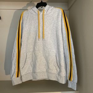Long sleeve stripped hoodie.
